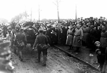 Ende des Ersten Weltkriegs, 1918: Generalfeldmarschall Paul von Hindenburg begrüßt heimkehrende hessische Truppen bei der Ankunft in Kassel