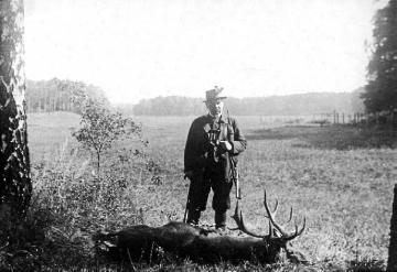Paul von Hindenburg (1847-1934) als Jäger, ohne Ort, undatiert