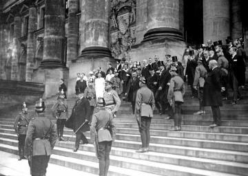 Weimarer Republik, Berlin, 12. Mai 1925: Reichpräsident Paul von Hindenburg verlässt nach seiner Amtseinführung das Berliner Reichstagsgebäude