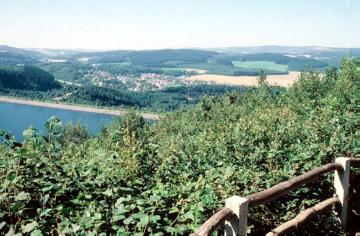 Blick vom Dünneckenberg auf den Biggestaudamm und die Ortschaft Neu-Listernohl, Ausgleichsstandort  für das 1965 überstaute Dorf Listernohl