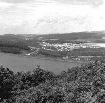 Blick vom Dünneckenberg auf den Biggestaudamm und die Ortschaft Neu-Listernohl, Ausgleichsstandort  für das 1965 überstaute Dorf Listernohl