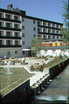 Bad Sassendorf, Zentrum: Stadtplatz mit Springbrunnenanlage am Rosenau-Sanatorium. Undatiert, um 1975?