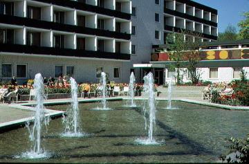 Bad Sassendorf, Zentrum: Stadtplatz mit Springbrunnenanlage am Rosenau-Sanatorium. Undatiert, um 1975?
