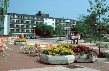 Bad Sassendorf, 1975: Neu gestaltete Fußgängerzone mit Rosenau-Sanatorium, 1975.