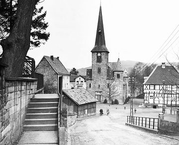 Ortsteil Wengern: Kirchplatz mit ev. Pfarrkirche St. Liborius, um 1930?