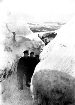 Kriegsschauplatz Vogesen/Elsass 1915: Stellung im verschneiten Gebirge