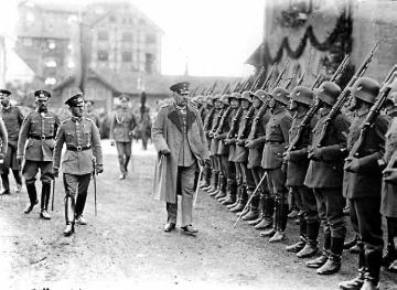 Generalfeldmarschall Paul von Hindenburg beim Abschreiten einer Ehrenkompanie vor einem Denkmal, ohne Ort, undatiert [Erster Weltkrieg? Weimarer Republik?]