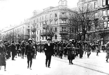 Revolution 1918/19 und Weimarer Republik, Mai 1919: Abführung von Mitgliedern der Münchener Räterepublik durch Regierungstruppen 