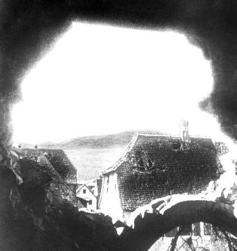 Kriegsschauplatz Vogesen/Elsass um 1915: Blick aus dem zerstörten Kirchturm in Uffholz (ab 1918 Uffholtz, Haut-Rhin, Frankreich)