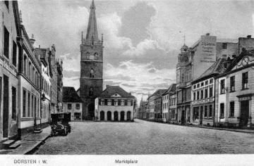 Alte Postkartenansicht: Der Marktplatz mit Blick auf das alte Rathaus und die St. Agatha-Kirche, um 1920?