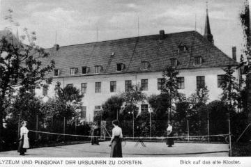 Lyzeum und Pensionat des Ursulinen-Klosters: Schülerinnen beim Tennisspiel (Postkarte, um 1910?)