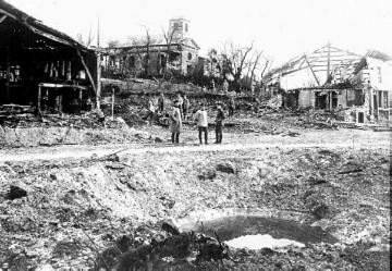 Kriegsschauplatz Reims und die Champagne (Frankreich) 1914: Das zerstörte Cernay bei Reims