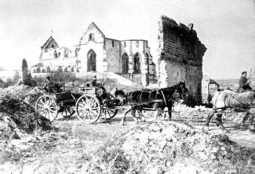 Kriegsschauplatz Reims und die Champagne (Frankreich) 1914: Zerschossene Kirche bei Somme-Py