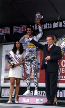 Erste Etappe des 85. Giro d`Italia von Groningen nach Münster, Siegerehrung: Oberbürgermeister Berthold Tillmann mit Etappengewinner Mario Cipollini