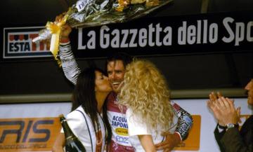 Erste Etappe des 85. Giro d`Italia von Groningen nach Münster, Siegerehrung: Etappengewinner Mario Cipollini mit Gratulantinnen