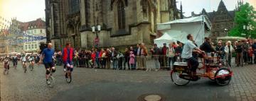 Erste Etappe des 85. Giro d`Italia von Groningen nach Münster, Rahmenprogramm: Parade historische Fahrräder vor großer Zuschauerkulisse