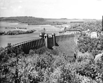 Listertalsperre mit Staumauer, erbaut 1912, 265 m lang, 42 m hoch - Blick nach Osten Richtung Eichen