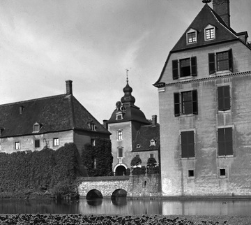 Schloss Anholt, Vorburg mit Teilansicht des Hauptschlosses (rechts), um 1930?