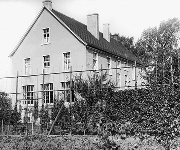 Schulhaus mit Obstgarten in Norddinker