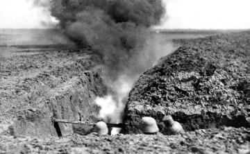 Kriegsschauplatz Somme (Frankreich) 1916: Flammenwerferangriff von deutschen Soldaten in einem Schützengraben