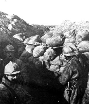 Kriegsschauplatz Somme (Frankreich) 1916: Schützengraben mit französischen Soldaten