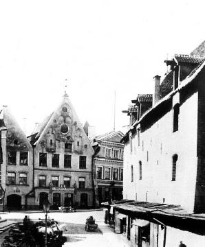 Die Hanse: Der Alte Markt in Reval (Estland, ab 1918 Tallinn) mit den mittelalterlichen Bauten, im 2. Weltkrieg zerstört
