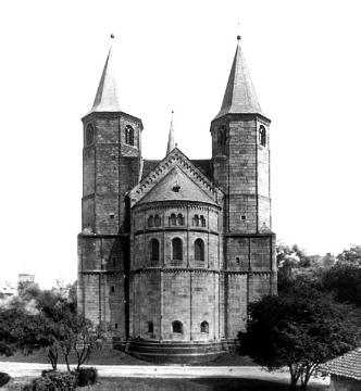 Doppelturmfassade der Kirche St. Godehard in Hildesheim, 1133-1172 erbaute romanische Basilika, um 1910?