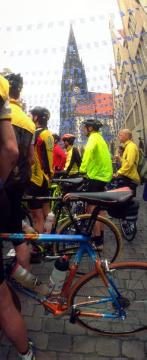 Erste Etappe des 85. Giro d`Italia von Groningen nach Münster: Zuschauer auf dem Prinzipalmarkt