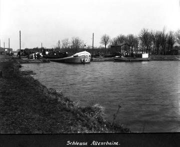 Dortmund-Ems-Kanal, Frachtschiff in der Schleuse Altenrheine