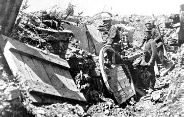 Kriegsschauplatz Somme (Frankreich) 1916: Zerschossener Unterstand mit deutschen Soldaten