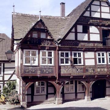 Das Rathaus von Schwalenberg,  ca. 1970: Fachwerkbau der Weserrenaissance, erbaut 1579 und ältestes Haus der Stadt
