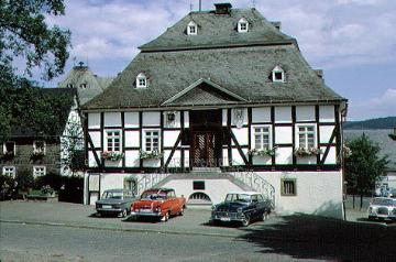 Eversberg 1970, Dorfplatz mit Rathaus, erbaut im 18. Jh., Freitreppe von 1929.