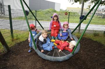 Kindertagesstätte Werl-Nord: Altersgemischte Kindergruppe beim gemeinsamen Schaukeln im "Vogelnest" -  Förderung von Motorik, Koordination und Teamgeist