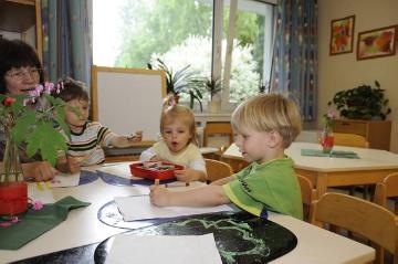 Kindertagesstätte Werl-Nord: Altersgemischte Kindergruppe beim Malen - Förderung der Feinmotorik und Sprache