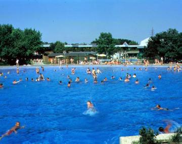 Belebtes Schwimmbad im Revierpark Wischlingen, erbaut 1975