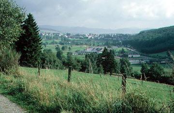 Blick vom Beerenberg (614 m) auf das Lennetal und Schmallenberg im Rothaargebirge