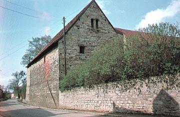 Bruchsteinhaus und Bruchsteinmauer  in Westereiden