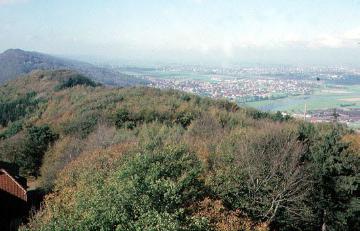 Blick über den Jakobsberg bei Porta Westfalica (vorn), westlichster Berg des Wesergebirges, Richtung Wittekindsberg, östlicher Abschluss des Wiehengebirges. Rechts: Ortsteil Barkhausen.