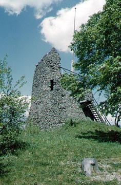 Bergfried auf dem Schlossberg südlich Meschede-Eversberg, Relikt der einstigen Burg Eversberg (Grafen von Arnsberg), errichtet im 13. Jh., Verfall seit dem 16. Jh., heute Aussichtsturm.