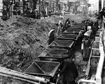 Der Erste Weltkrieg an der "Heimatfront": Frauenarbeit: Frauen bei Erdarbeiten zum Bau der Berliner Untergrundbahn