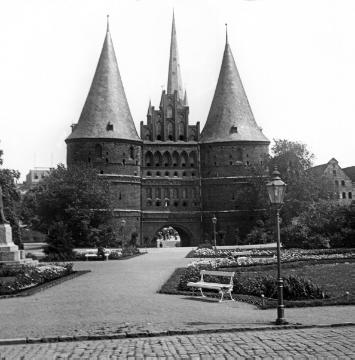 Die Hanse: Das Holstentor in Lübeck, 1478 erbautes Stadttor