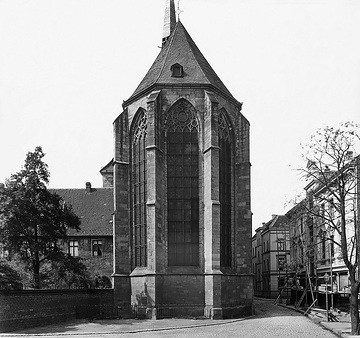Kirche St. Johannes der Täufer, Ostansicht: Chor mit mächtigen Maßwerkfenstern, um 1920?