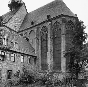Kirche St. Johannes der Täufer, Chorseite mit Partie des Probsteigebäudes, um 1920?