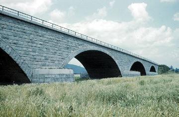Steinbogenbrücke mit Autobahntrasse A 2 bei Porta Westfalica