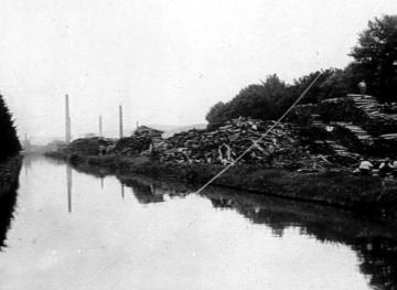 Holzlager einer Chemiefabrik am Bruchhausener Kanal, undatiert, um 1920?