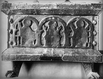 Domschatz im St. Liborius-Dom: Romanischer Tragaltar (um 1100); Schmalseite mit Figurengravur
