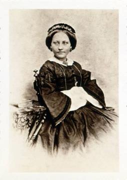 Friedrich Hundt, Familie: Tochter Sophia Hundt (geb. 1838), studierte Malerin, ab 1861 verheiratete Schellen, Mutter dreier Kinder, verwittwet ab 1868 - undatiert, 1860er Jahre (Papierfotografie)