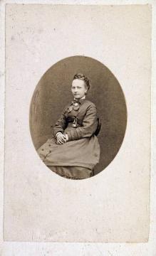 Friedrich Hundt, Familie: Tochter Sophia Hundt (geb. 1838), studierte Malerin, ab 1861 verheiratete Schellen, Mutter dreier Kinder, verwittwet ab 1868 - undatiert (Papierfotografie, Carte-de-visite)