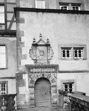 Ehem. Damenstift Neuenheerse (868-1810), Abteigebäude, um 1930?: Klosterportal mit Wappenkartusche