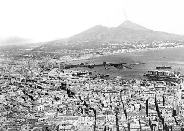 Reiseorte des Dichters Weber: Neapel, Panoramablick über die Stadt zum Vesuv (undatiert)